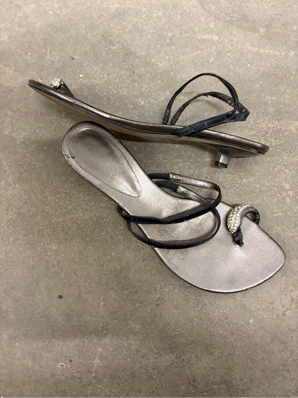Vintage Y2K Nine West bling Women's Metallic Silver Toe-Ring Sandal